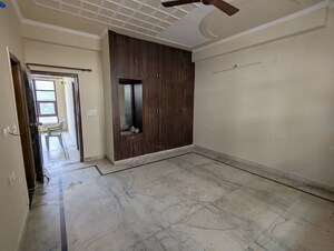 Room in 3 BHK Builder Floor at RWA Residential Society Sector 46, Sector 46 – for Rent