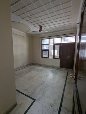 Room in 3 BHK Builder Floor at RWA Residential Society Sector 46, Sector 46 – for Rent