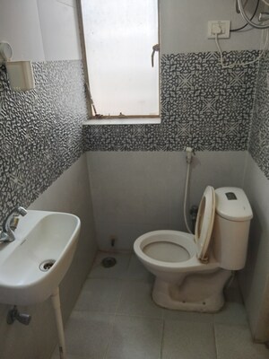 Bathroom in 1 RK Builder Floor at Dlf Phase ii – for Rent
