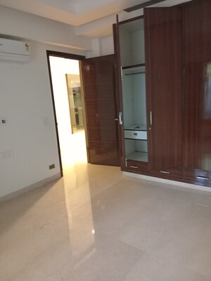 Bedroom in 4 BHK Independent House at Dlf Phase ii – for Rent