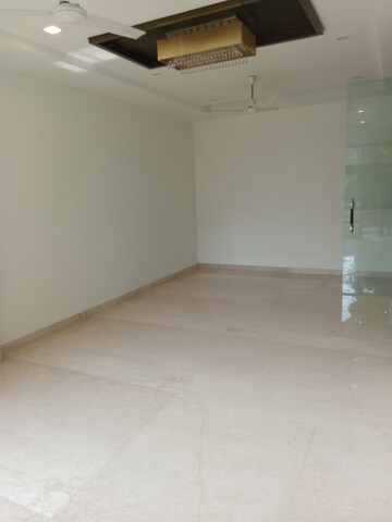 Bedroom in 4 BHK Independent House at Dlf Phase ii – for Rent