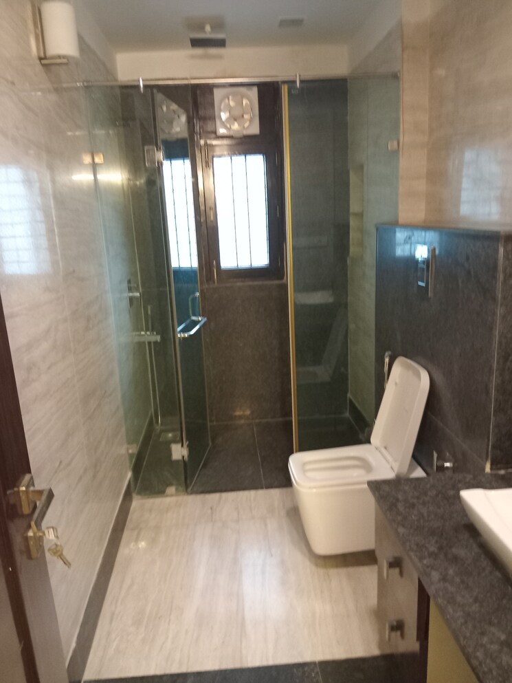 Bathroom, dlf phase ii 4 Bedroom 2000 Sq.Ft. Independent House In Dlf Phase ii Gurgaon 9312532