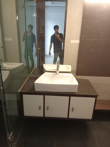 Bathroom in 4 BHK Independent House at Dlf Phase ii – for Rent