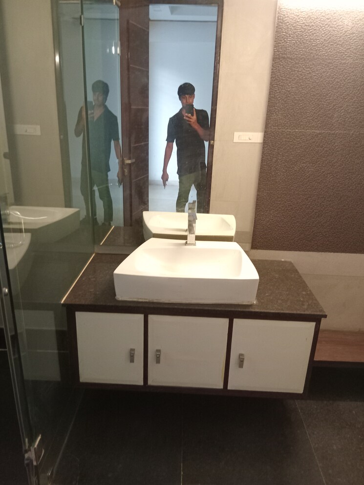 Bathroom, dlf phase ii 4 Bedroom 2000 Sq.Ft. Independent House In Dlf Phase ii Gurgaon 9312532