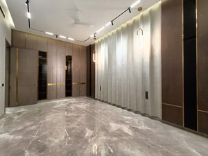 Building Lobby in 4 BHK Builder Floor at DLF City Phase IV, Dlf Phase iv – for Sale