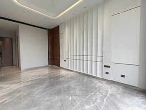 Room in 4 BHK Builder Floor at DLF City Phase IV, Dlf Phase iv – for Sale