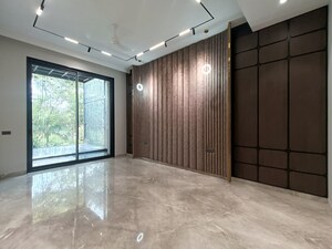 Room in 4 BHK Builder Floor at DLF City Phase IV, Dlf Phase iv – for Sale