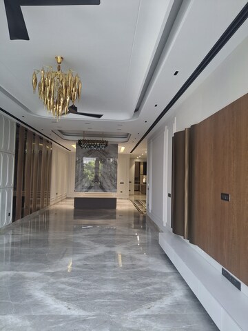 Building Lobby in 4 BHK Builder Floor at DLF City Phase IV, Dlf Phase iv – for Sale