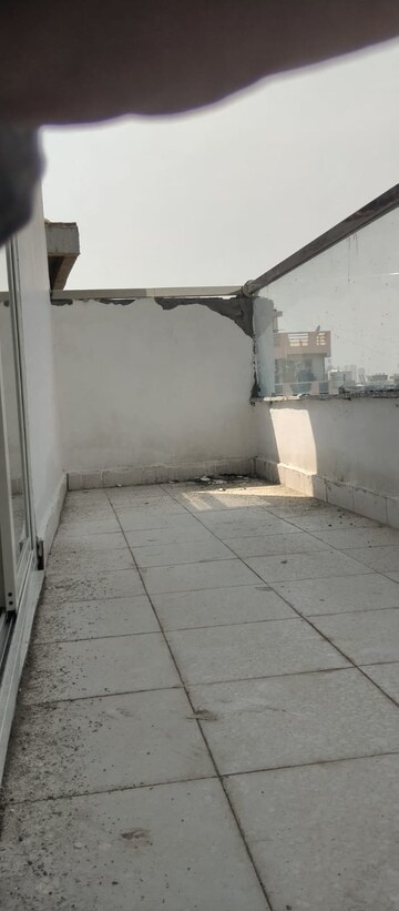 Building Lobby in 1 BHK Builder Floor at Saj Realtech Global Tower, Sector 73 – for Sale