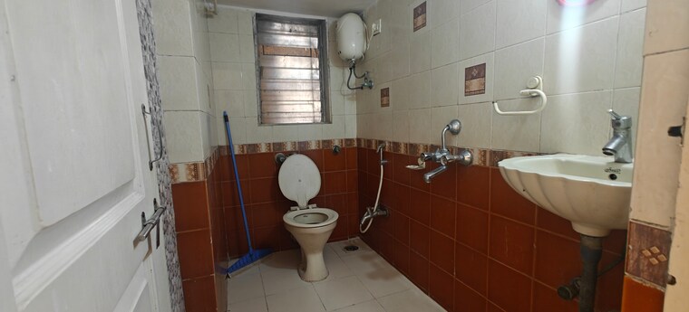 Bathroom, premier-kailash-tower 2 Bedroom 650 Sq.Ft. Apartment In Powai Mumbai 9312559