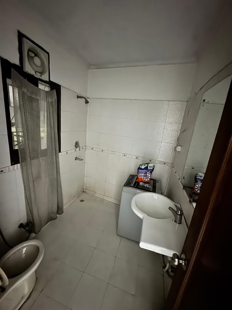 Bathroom, safdarjung enclave 3 Bedroom 1400 Sq.Ft. Builder Floor In Safdarjung Enclave Delhi 9312655