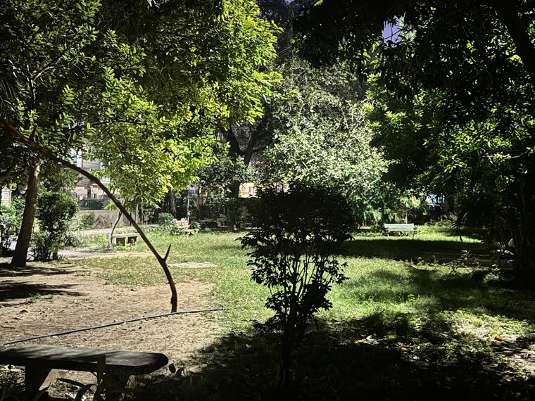 Garden, safdarjung enclave 3 Bedroom 1400 Sq.Ft. Builder Floor In Safdarjung Enclave Delhi 9312655