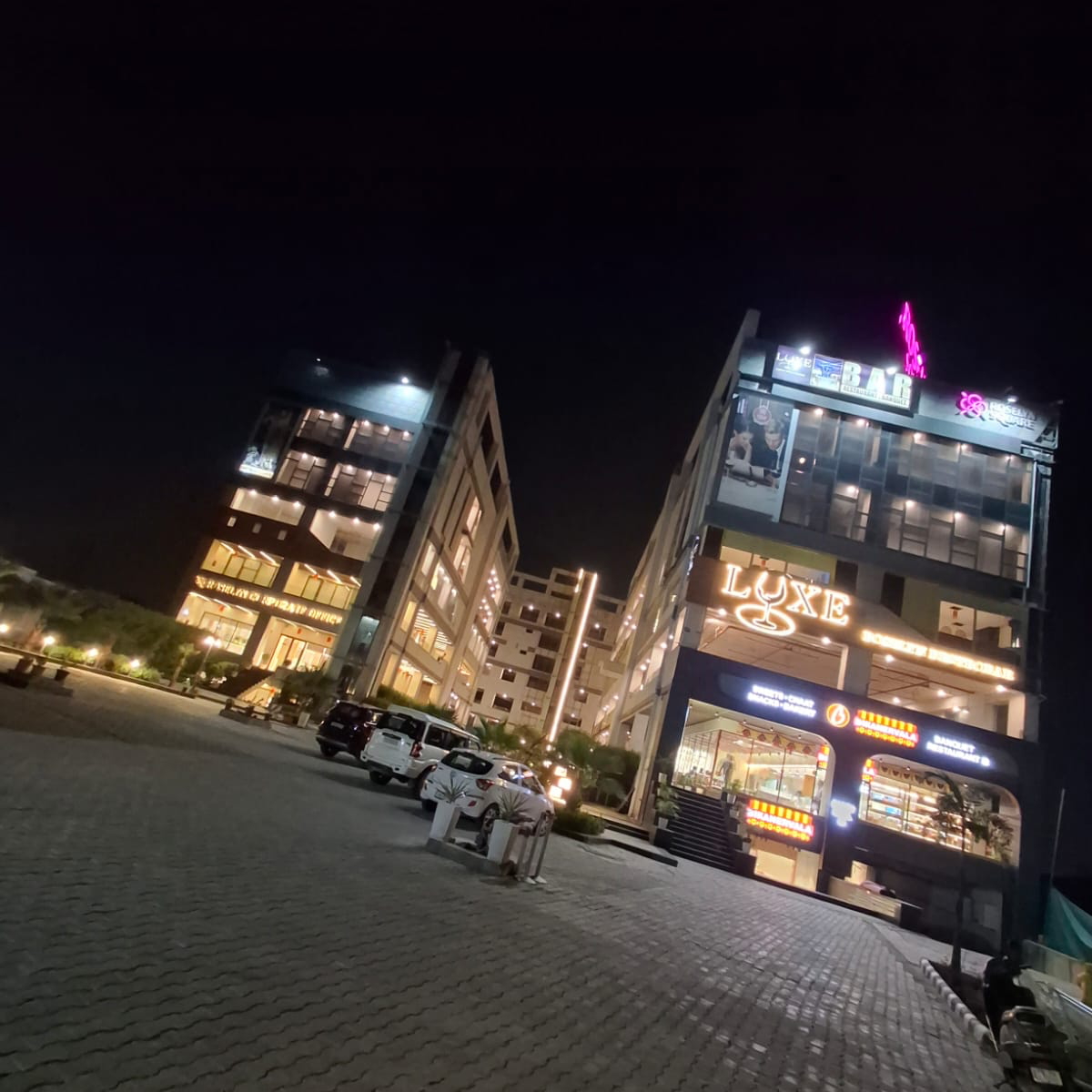 Showroom For Sale in Roselyn Square