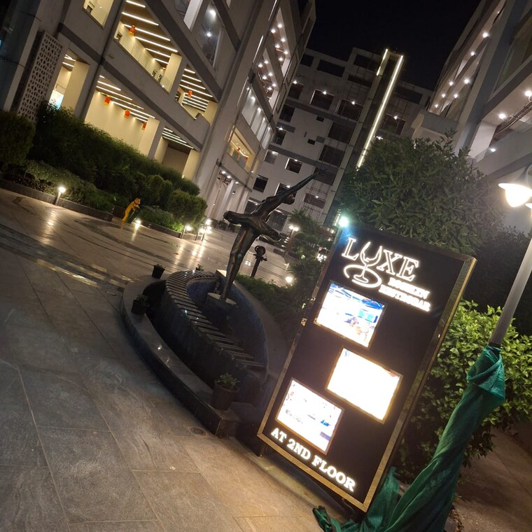  Parking, roselyn-square Commercial Showroom 1373 Sq.Ft. In International Airport Road Zirakpur 9312719