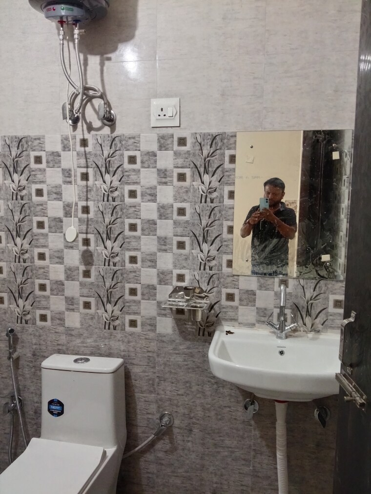 Bathroom, sultanpur 1 Bedroom 450 Sq.Ft. Builder Floor In Sultanpur Delhi 9312709