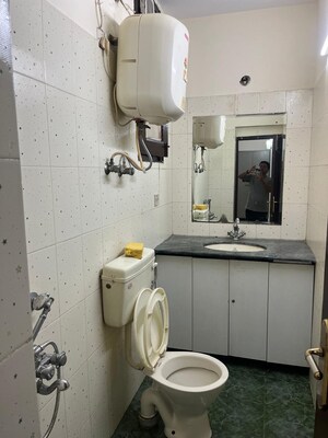 Bathroom in 2 BHK Builder Floor at DLF City Phase IV, Dlf Phase iv – for Rent