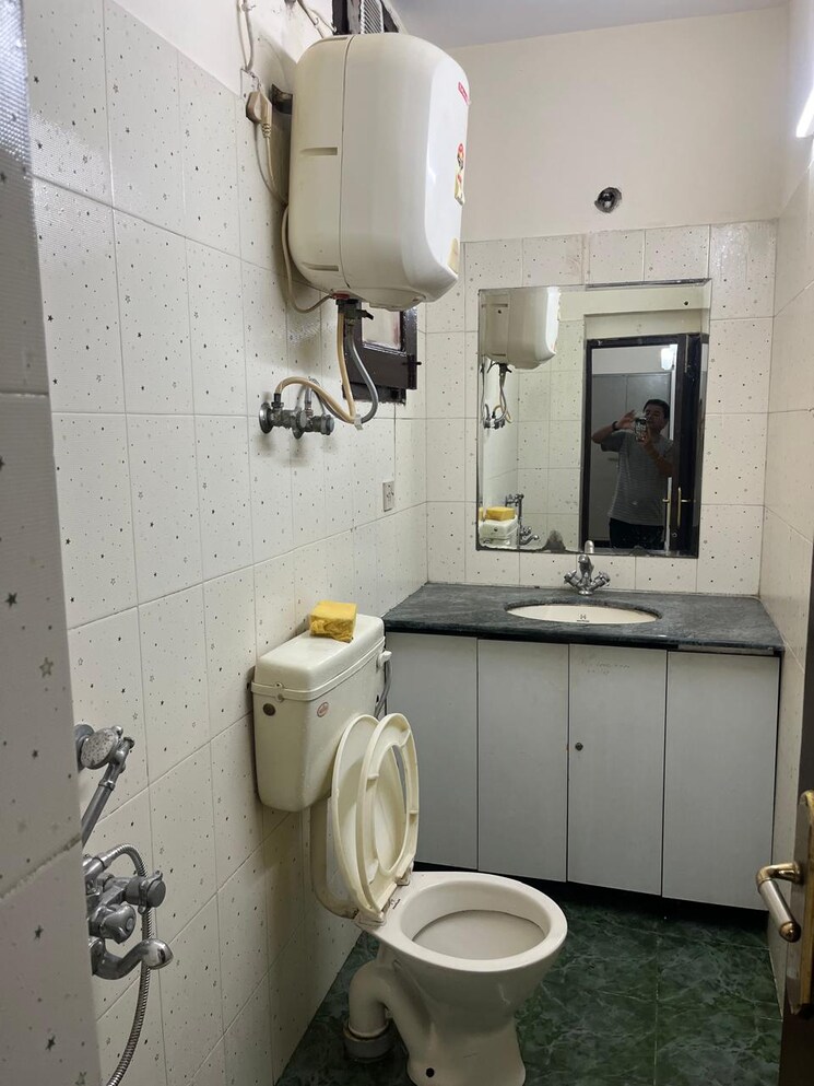 Bathroom, dlf-city-phase-iv 2 Bedroom 1200 Sq.Ft. Builder Floor In Dlf Phase iv Gurgaon 9312751