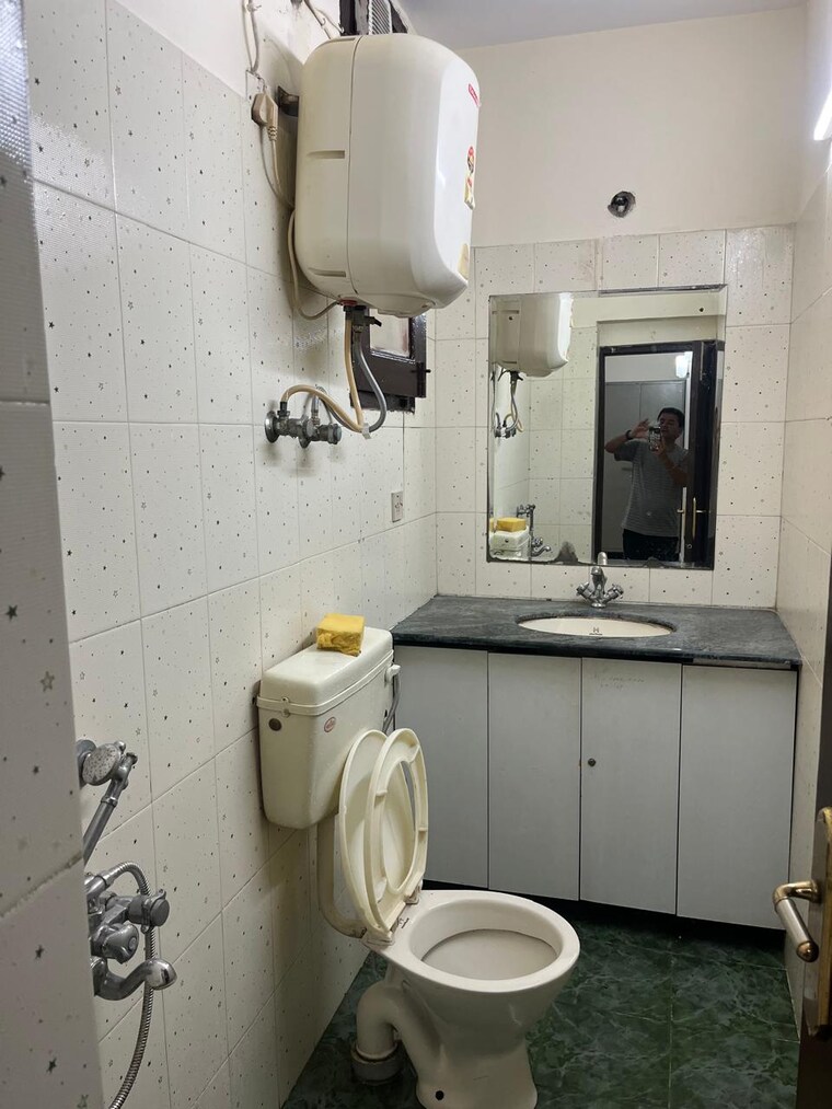 Bathroom, dlf-city-phase-iv 2 Bedroom 1200 Sq.Ft. Builder Floor In Dlf Phase iv Gurgaon 9312751