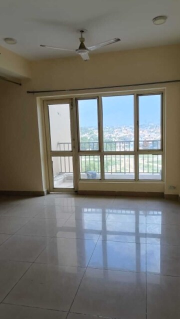 Room in 2 BHK Apartment at Panchsheel Greens II, Sector 16 Greater Noida – for Rent
