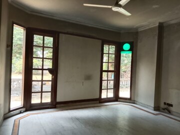 Room in 2 BHK Builder Floor at Paryavaran Complex – for Sale