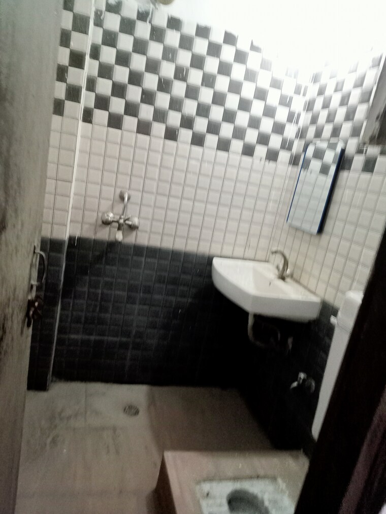 Bathroom, paryavaran complex 2 Bedroom 800 Sq.Ft. Builder Floor In Paryavaran Complex Delhi 9312807