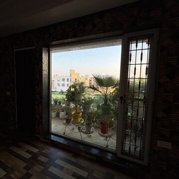 Room in 3 BHK Builder Floor at Ansal Royal Residency, Golf Course Extension – for Rent