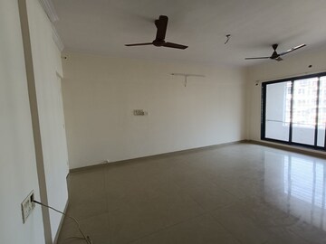 Room in 2 BHK Apartment at Goyal Green Woods, Andheri East – for Rent