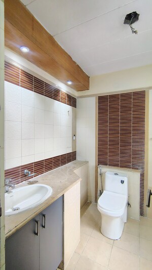 Bathroom in 3.5 BHK Builder Floor at M3M Atrium, Sector 57 – for Rent