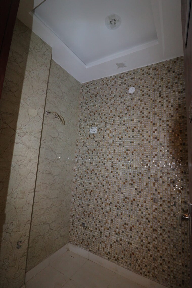 Bathroom, dwarka mor 2.5 Bedroom 700 Sq.Ft. Builder Floor In Dwarka Mor Delhi 9312947