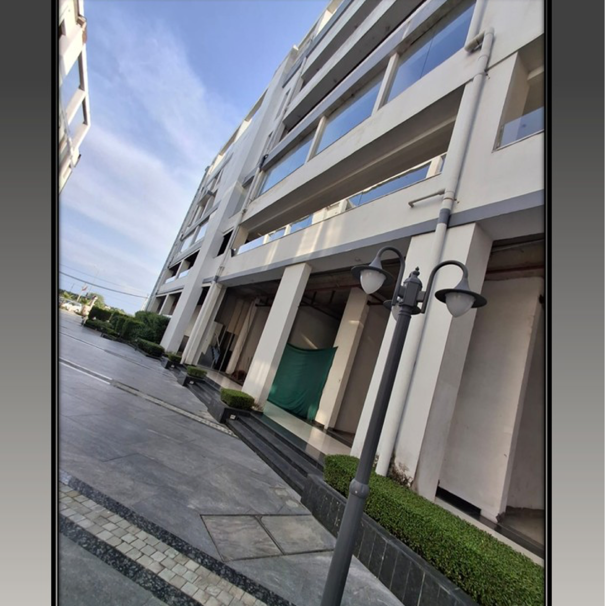 Showroom For Sale in Roselyn Square