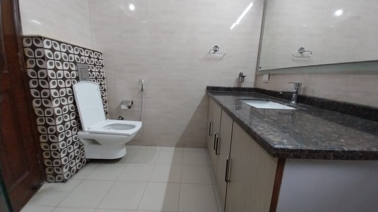 Bathroom, defence colony 3 Bedroom 2000 Sq.Ft. Apartment In Defence Colony Delhi 9312944