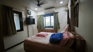 Bedroom in 2.5 BHK Apartment at Chembur – for Rent