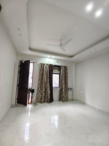 Room in 3 BHK Builder Floor at Sector 22 – for Rent