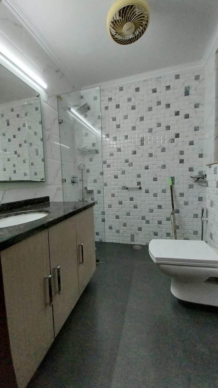 Bathroom, defence colony 3 Bedroom 2010 Sq.Ft. Apartment In Defence Colony Delhi 9312982
