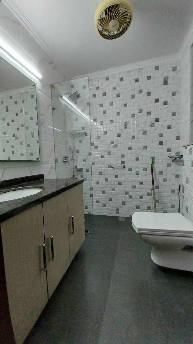 Bathroom, defence colony 3 Bedroom 2010 Sq.Ft. Apartment In Defence Colony Delhi 9312982