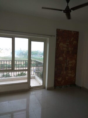 Room in 3 BHK Apartment at Amrapali Terrace Homes, Tech Zone 4 Greater Noida – for Rent