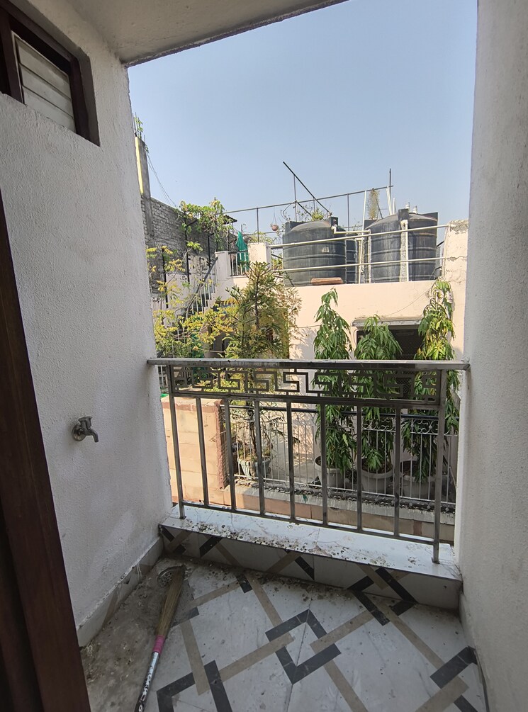 Balcony, govindpuri 2 Bedroom 700 Sq.Ft. Builder Floor In Govindpuri Delhi 9313091