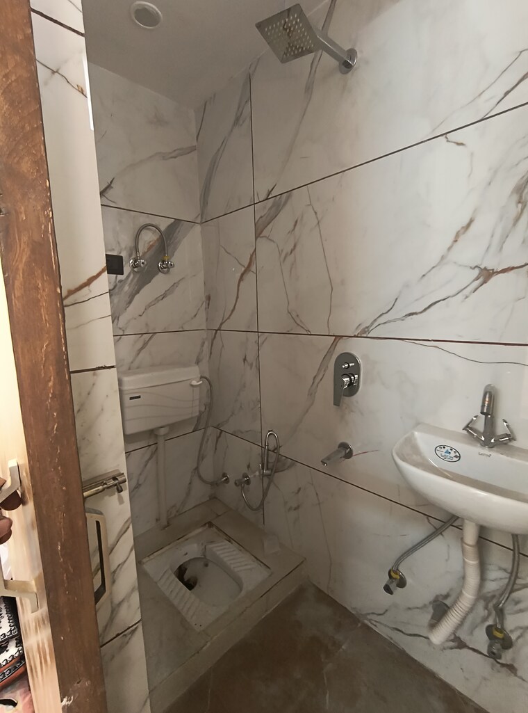 Bathroom, govindpuri 2 Bedroom 700 Sq.Ft. Builder Floor In Govindpuri Delhi 9313091