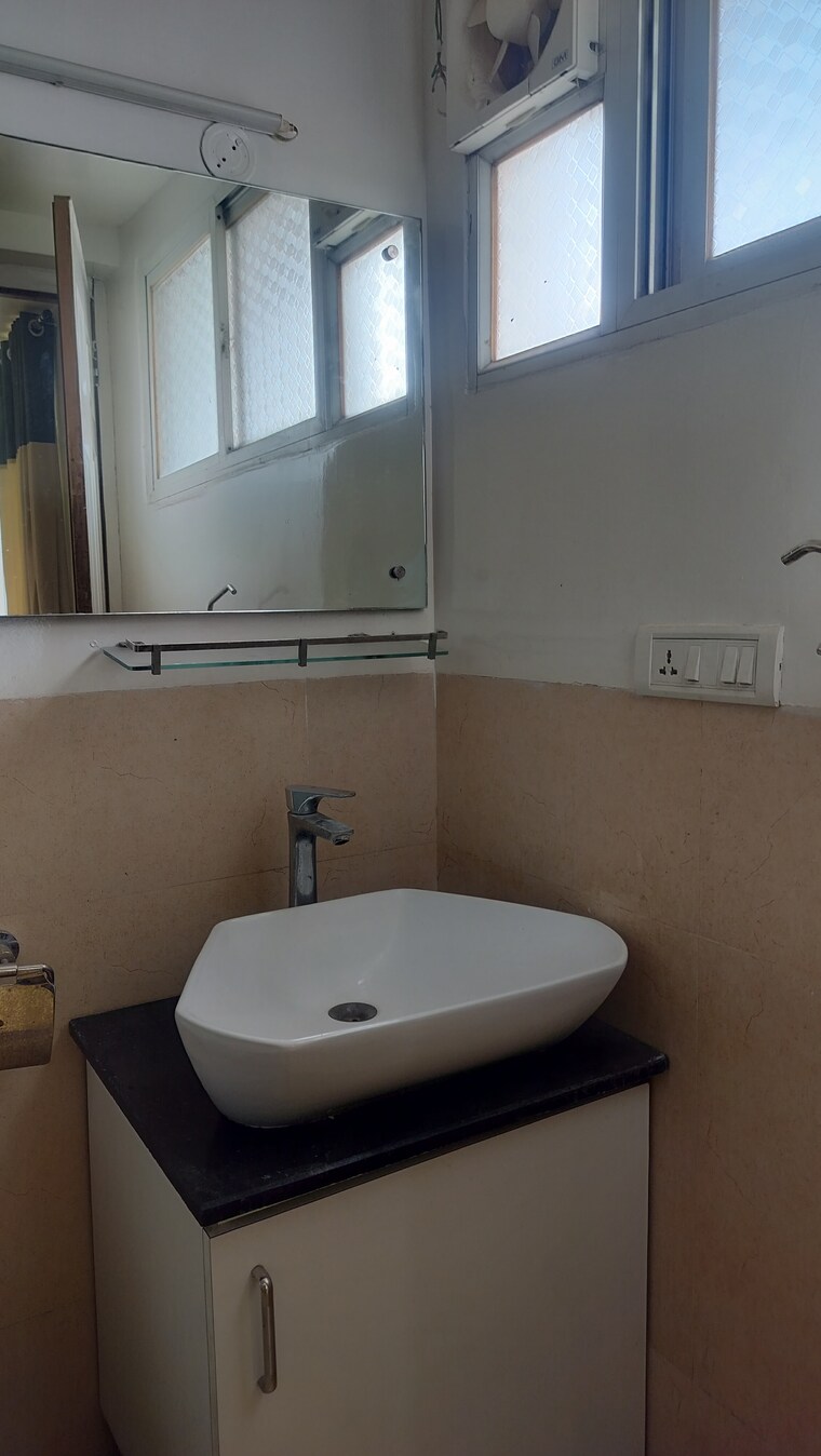 Bathroom, banjara hills 3 Bedroom 1900 Sq.Ft. Apartment In Banjara Hills Hyderabad 9313098