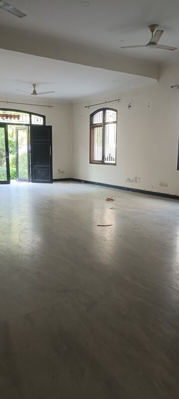Room in 3 BHK Villa at Sector 48 – for Rent