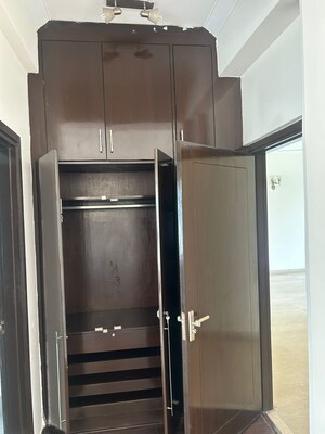 Furnished Amenities in 3.5 BHK Apartment at Parsvnath Exotica, Sector 53 – for Rent