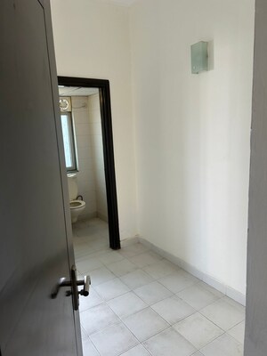 Room in 3.5 BHK Apartment at Parsvnath Exotica, Sector 53 – for Rent