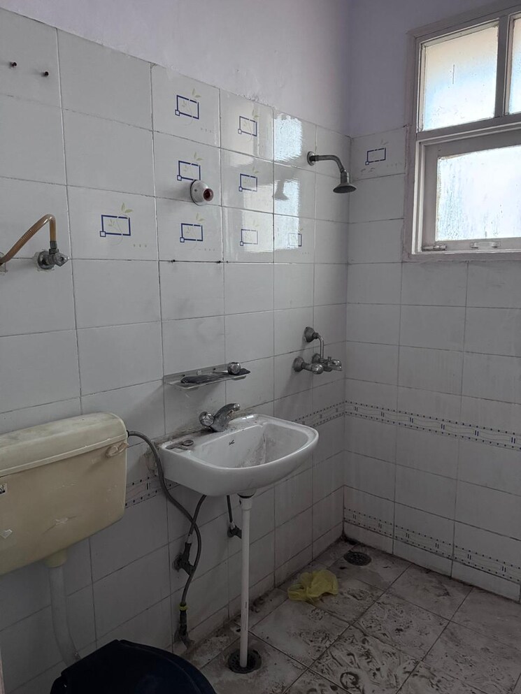 Bathroom, srs-residency 3 Bedroom 1557 Sq.Ft. Apartment In Sector 88 Faridabad 9313252