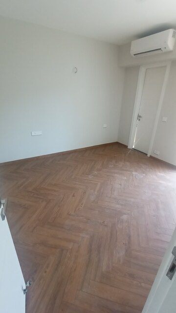 Room in 3 BHK Builder Floor at Signature Global City 63A, Sector 63a – for Rent