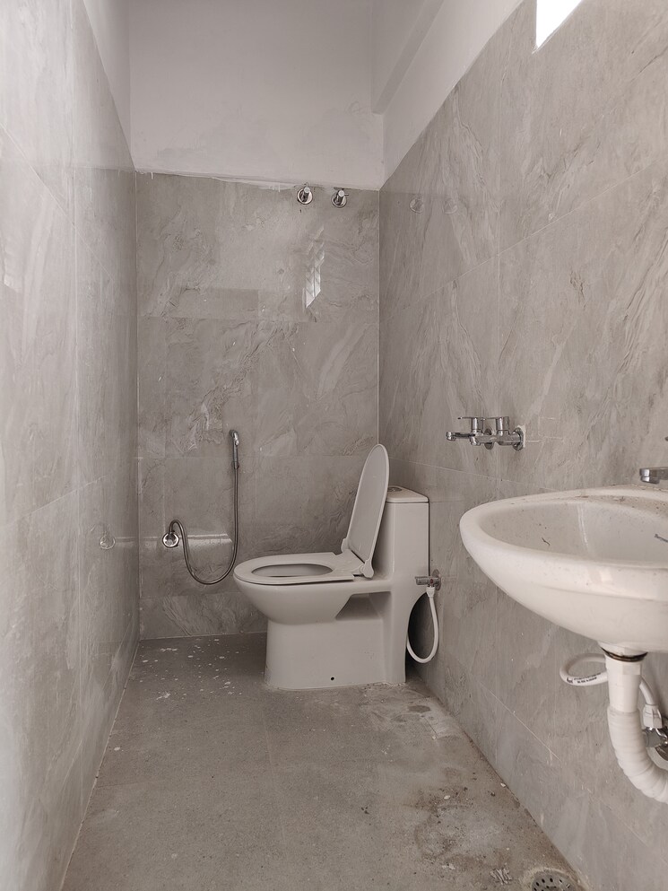 Bathroom, beyond-deccan 2 Bedroom 1150 Sq.Ft. Apartment In S D Road Hyderabad 9313450