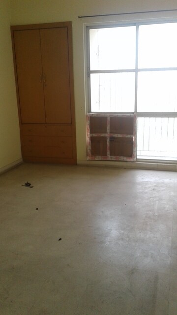 Room in 4 BHK Apartment at DLF Windsor Court, Dlf Phase iv – for Rent
