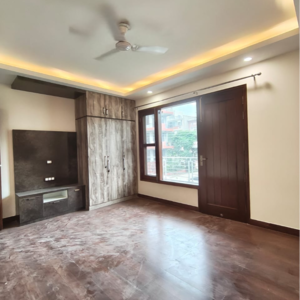 Room in 3 BHK Builder Floor at SAS Tower, Medi City – for Rent