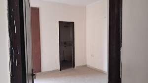 Room in 2.5 BHK Apartment at Amrapali Princely Estate, Sector 76 – for Sale