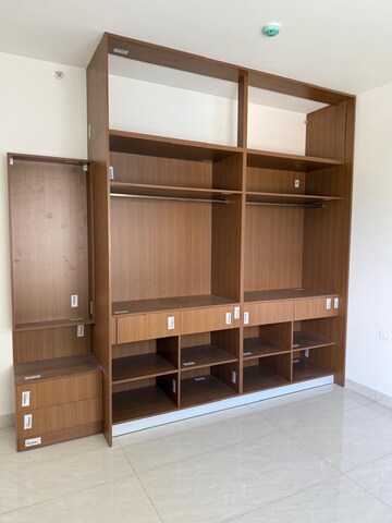 Room in 4 BHK Apartment at Prestige Beverly Hills, Kokapet – for Rent