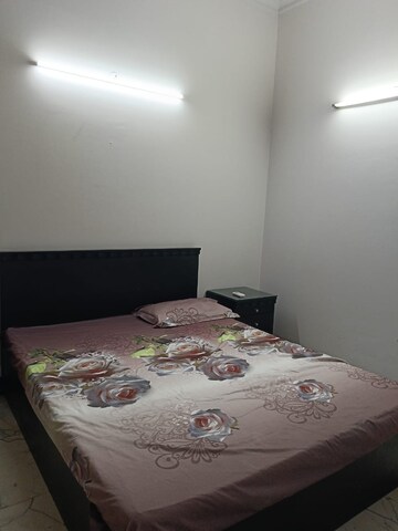 Bedroom in 3 BHK Builder Floor at Dlf Phase ii – for Rent
